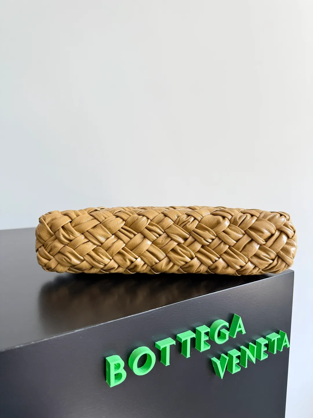Batch 2560 BottegaVeneta's latest Kalimero cha cha fashionable chacha woven handbag, a solid product! This is really not easy to make. The oil-waxed cowhide used requires craftsmen with more than 10 years of experience to produce the effect. The hand-knitting process is very difficult and time-consuming. It is a very heavy-duty product. It has a unique texture and is worth buying. The length of the shoulder straps is also perfectly adjustable. Style number: 785780 Size: 28.5*15*6cm